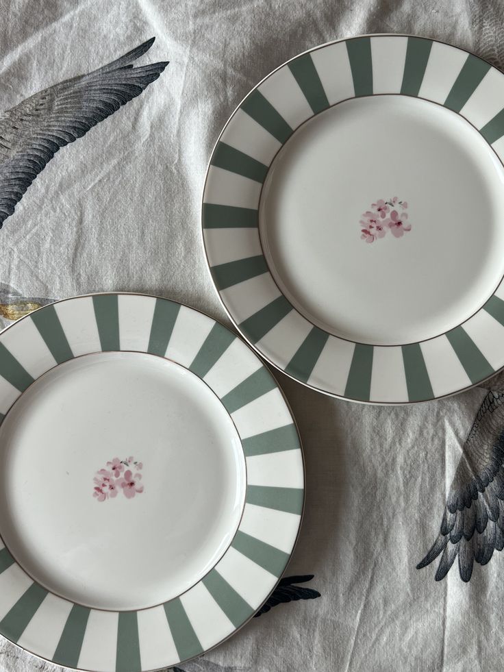 Accent plates for everyday table settings